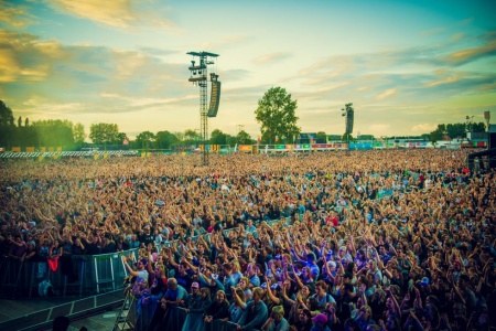 werchter-boutique-2018-06-oscar-the-wolf-045-5b7aa72263a69.jpg